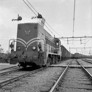 166597 Afbeelding van de diesel-electrische locomotief nr. 2233 (serie 2200/2300) van de N.S. met een goederentrein te ...